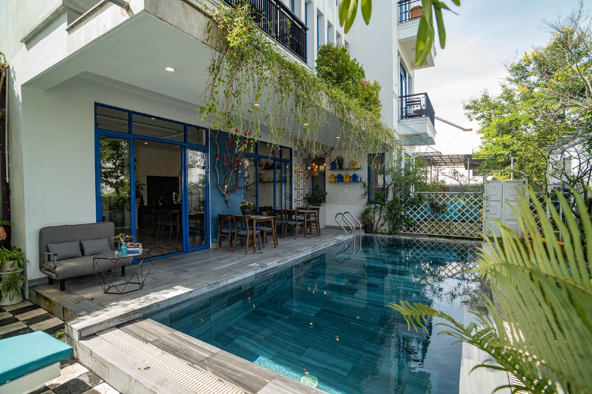 swimming pool [outdoor]