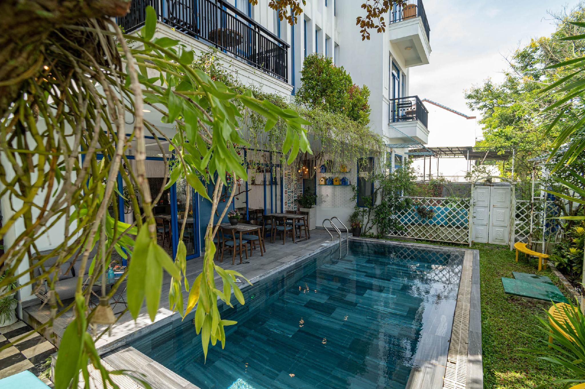 swimming pool [outdoor]