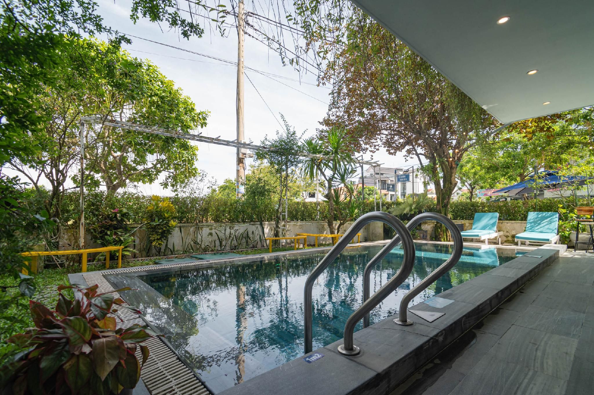 swimming pool [outdoor]