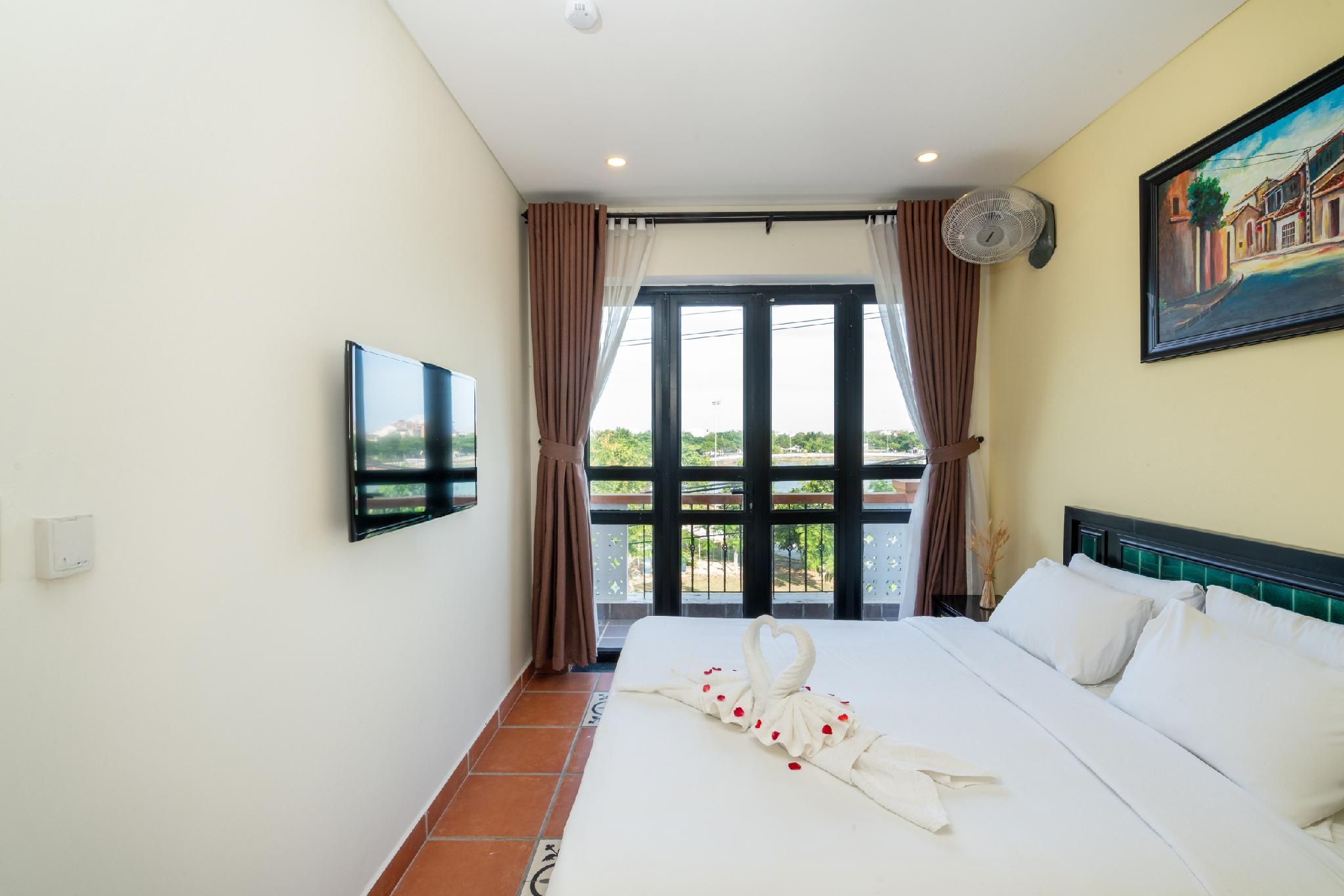 Deluxe Queen with Balcony