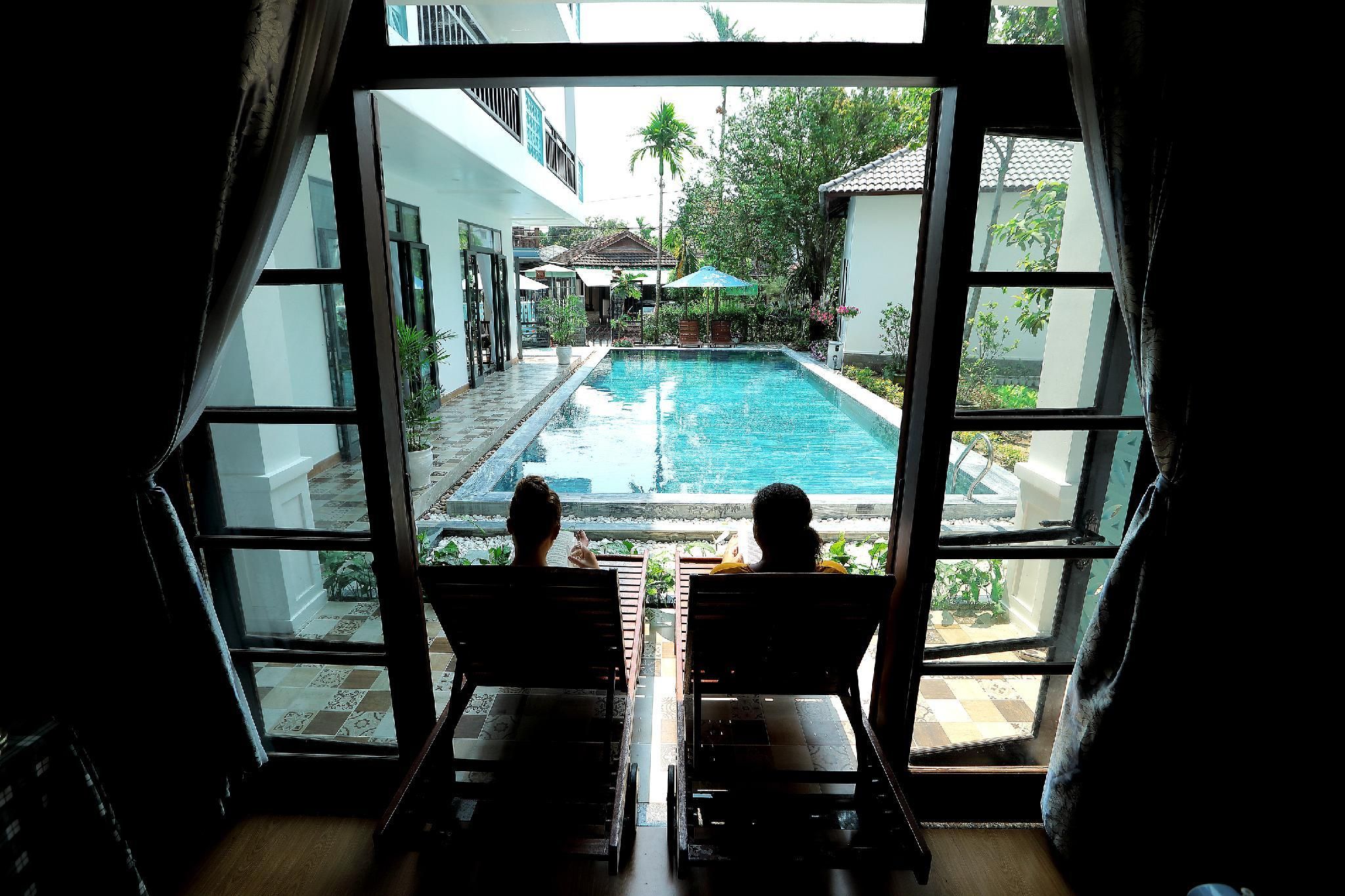 swimming pool [outdoor]