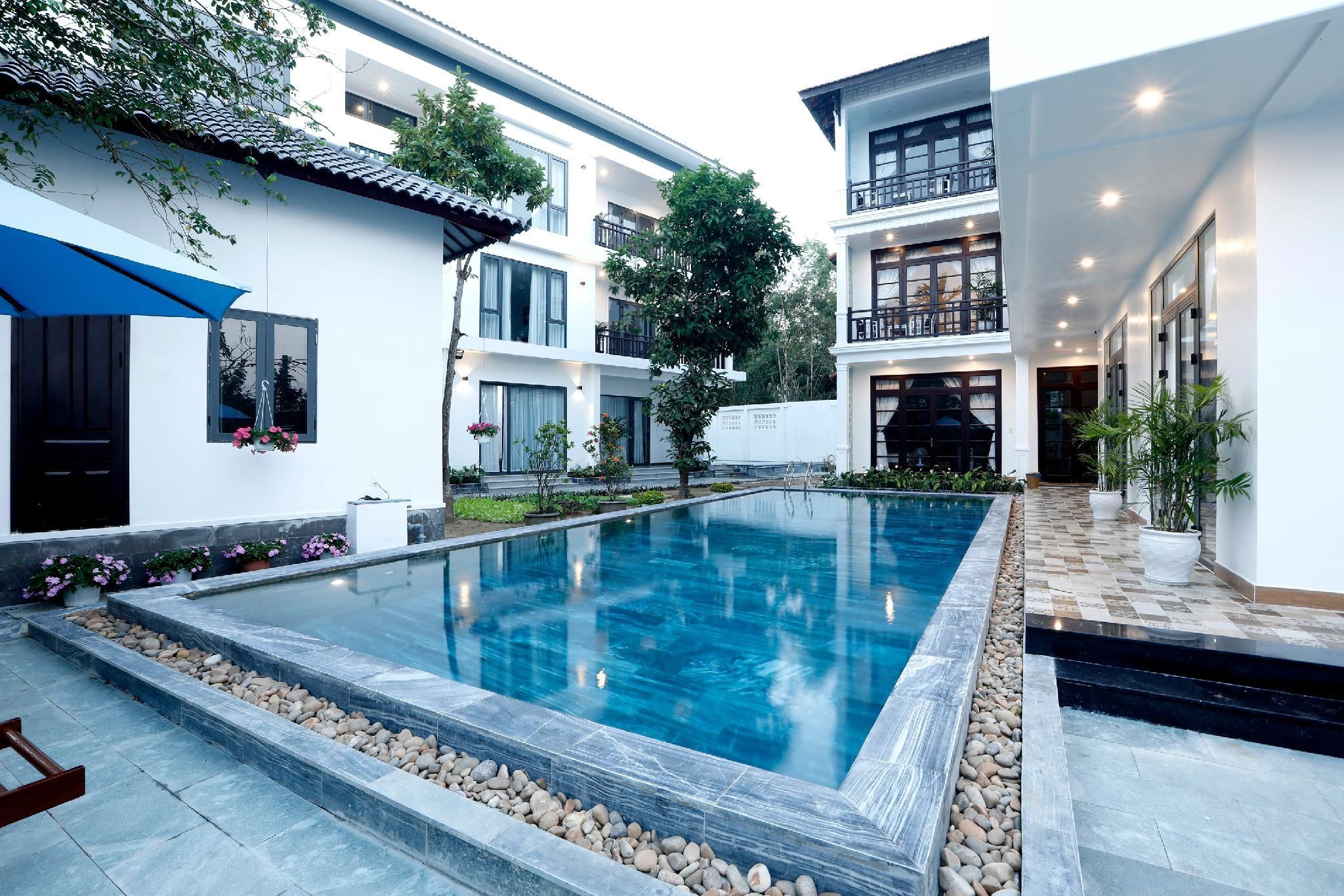 swimming pool [outdoor]