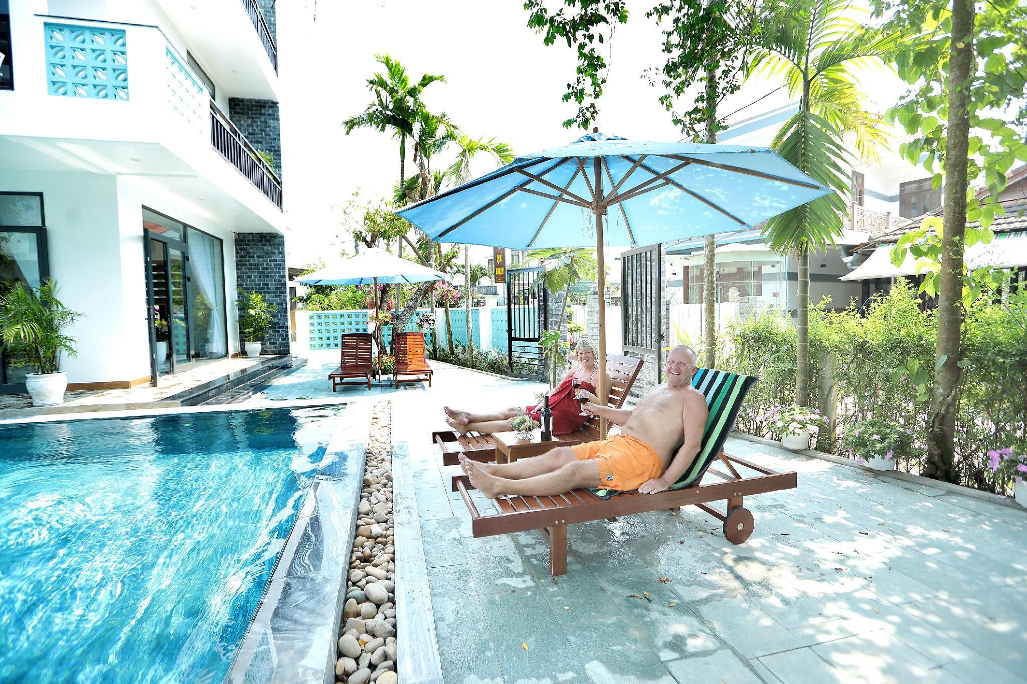 swimming pool [outdoor]