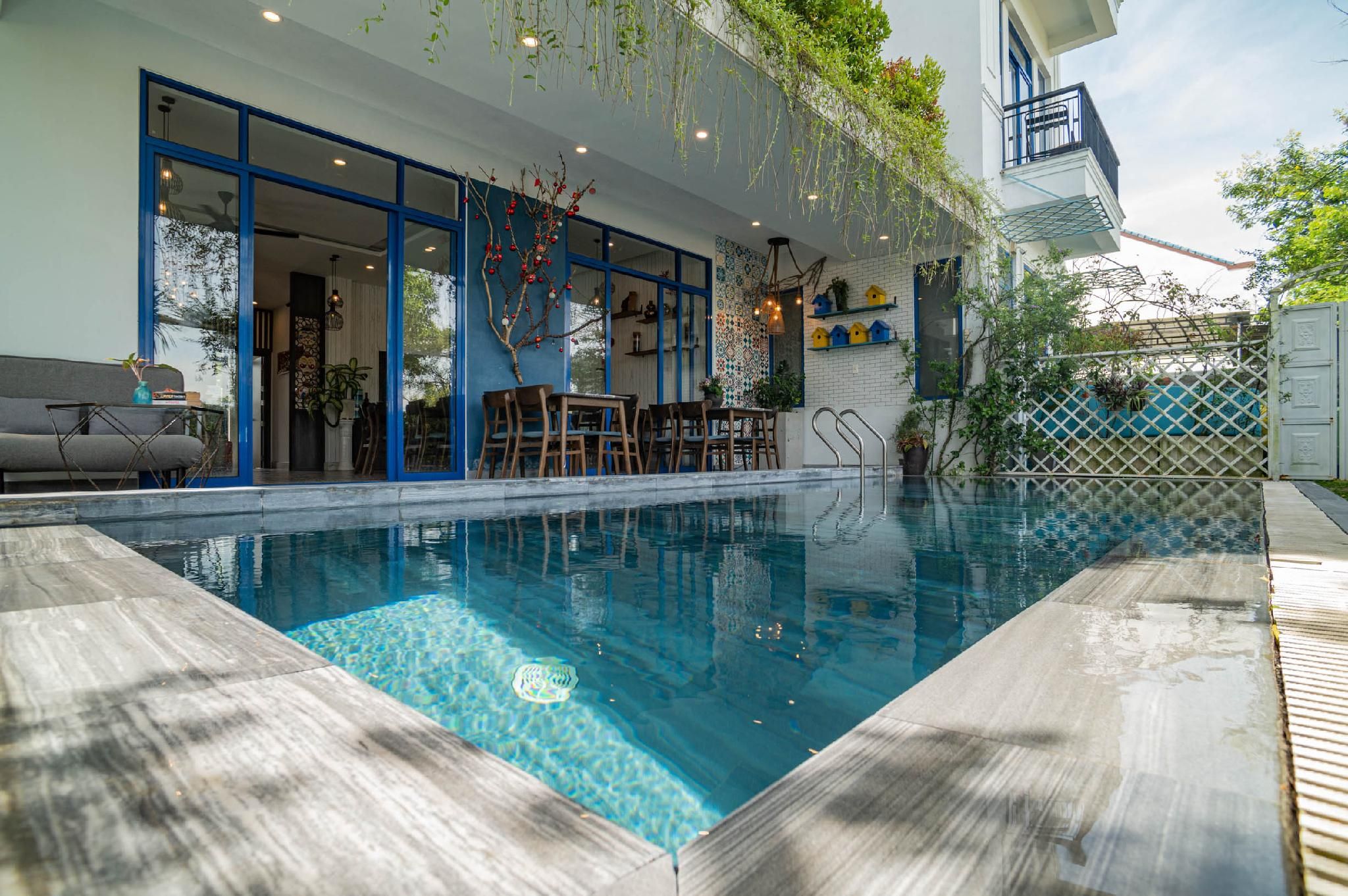 swimming pool [outdoor]