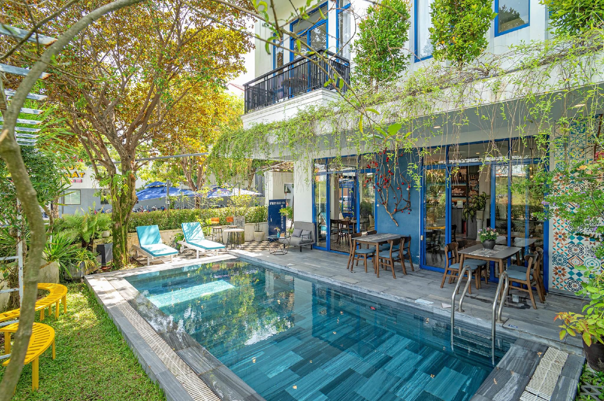 swimming pool [outdoor]