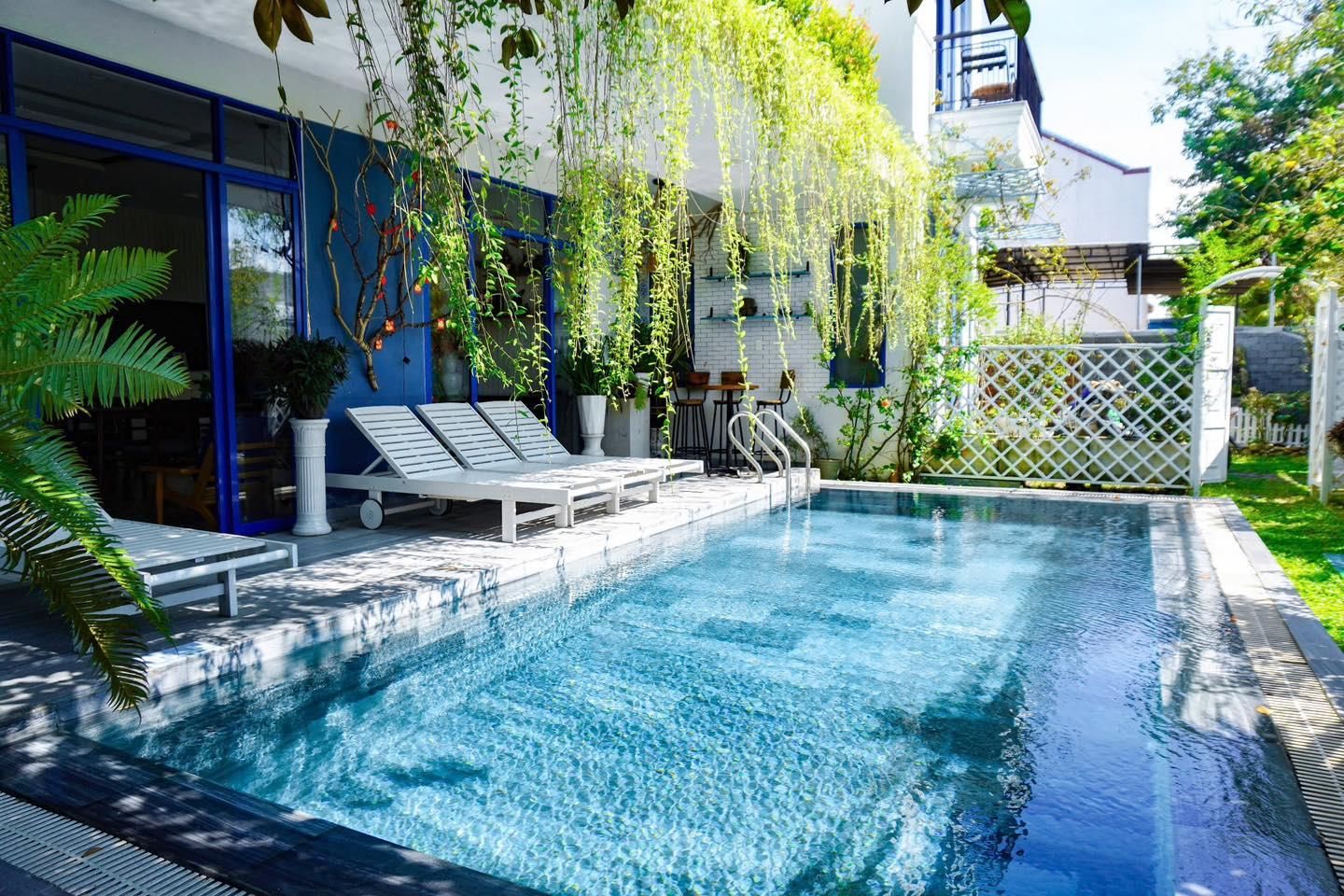 swimming pool [outdoor]