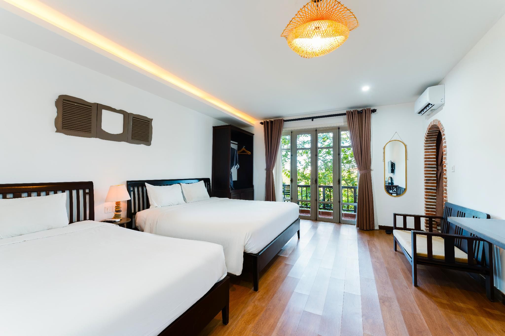 Deluxe Triple City View Room