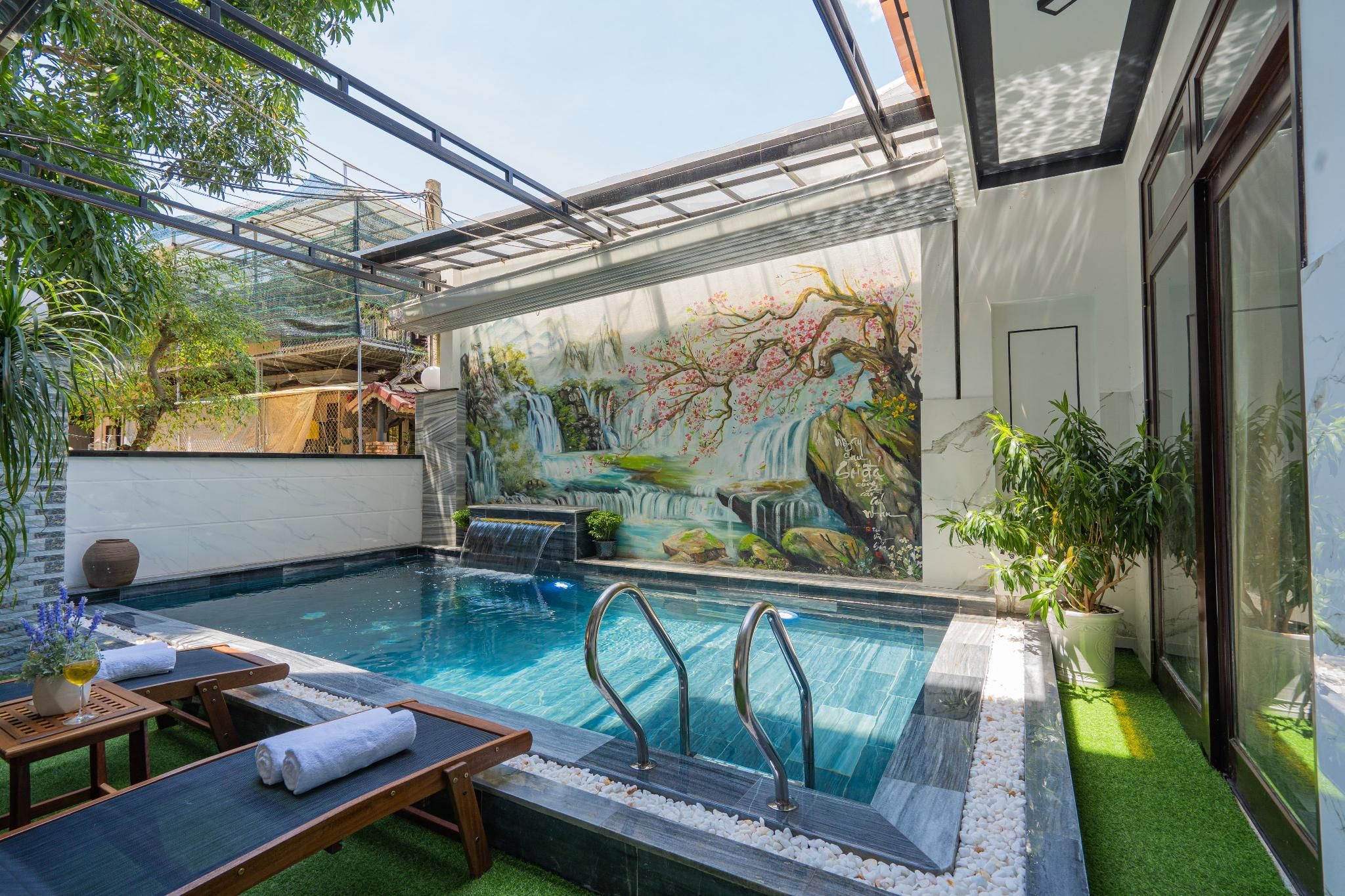 swimming pool [outdoor]