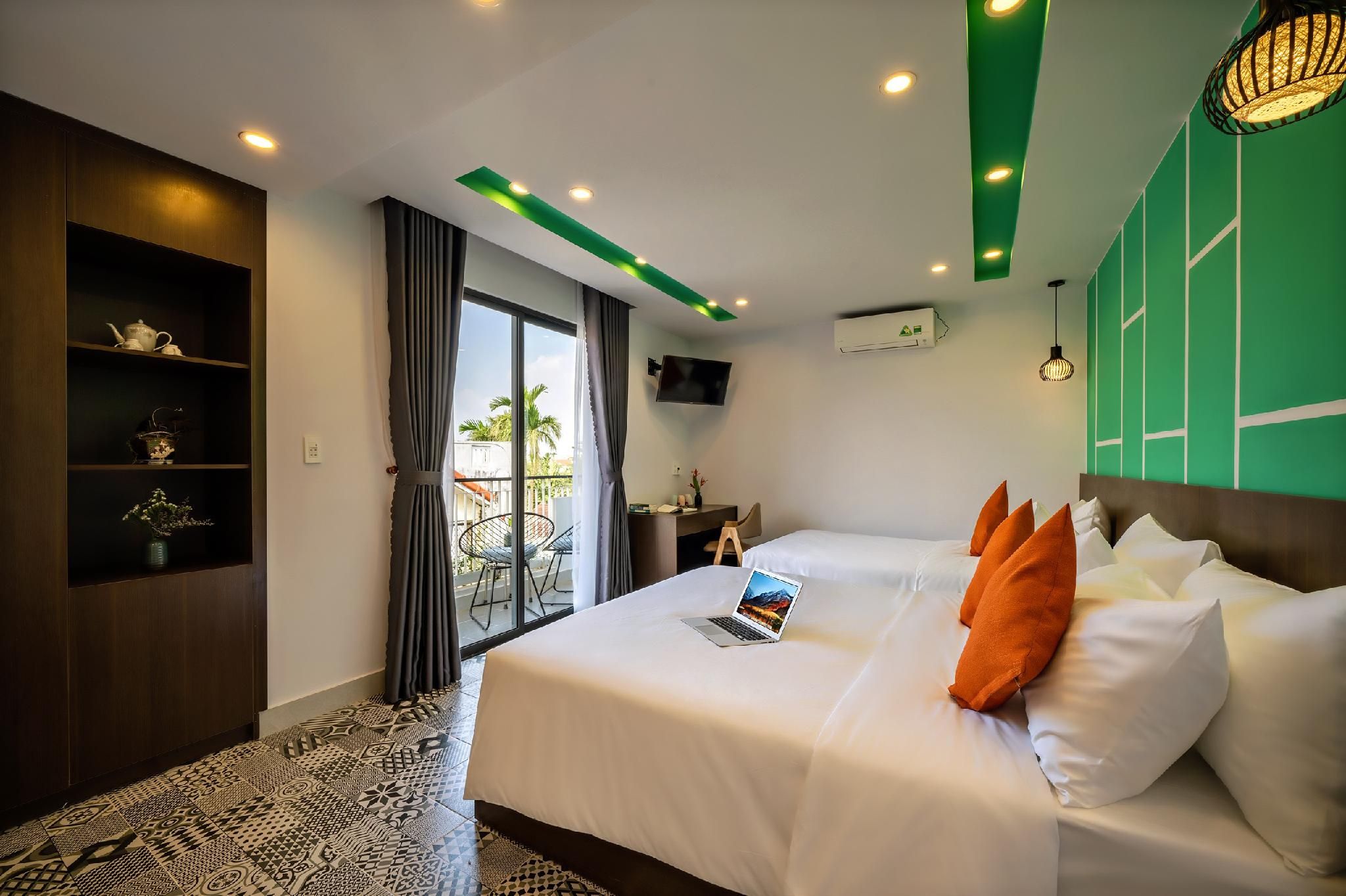 AnNam68 Family Room with Balcony