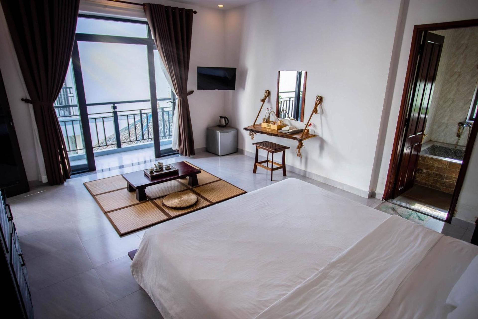King Bed Pool View
