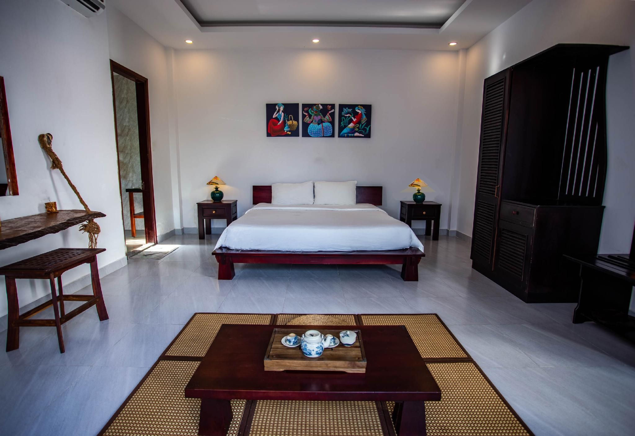 King Bed Pool View