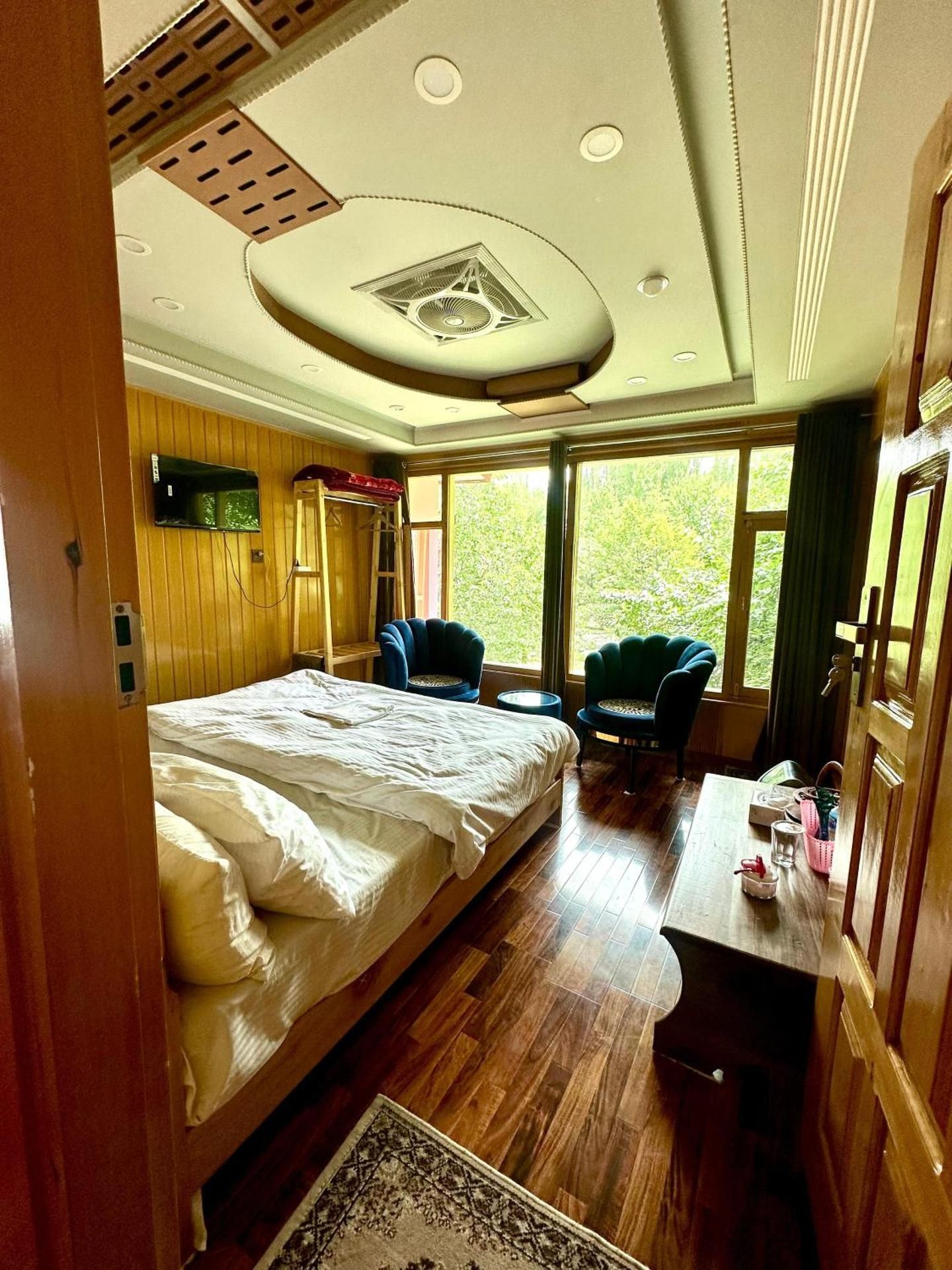 Suite with Mountain View