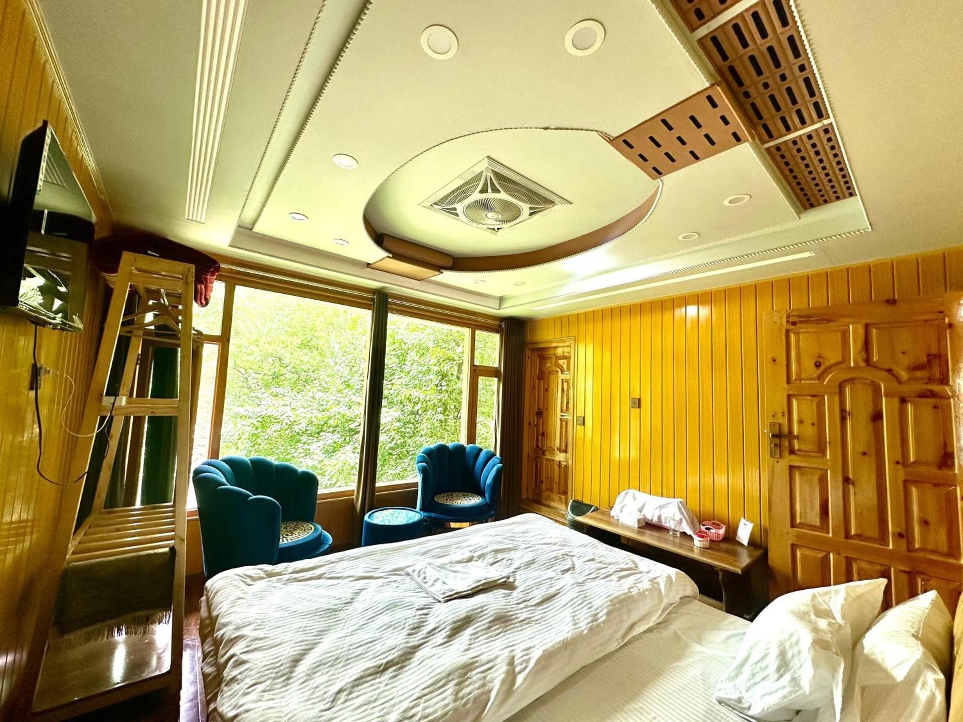 Suite with Mountain View
