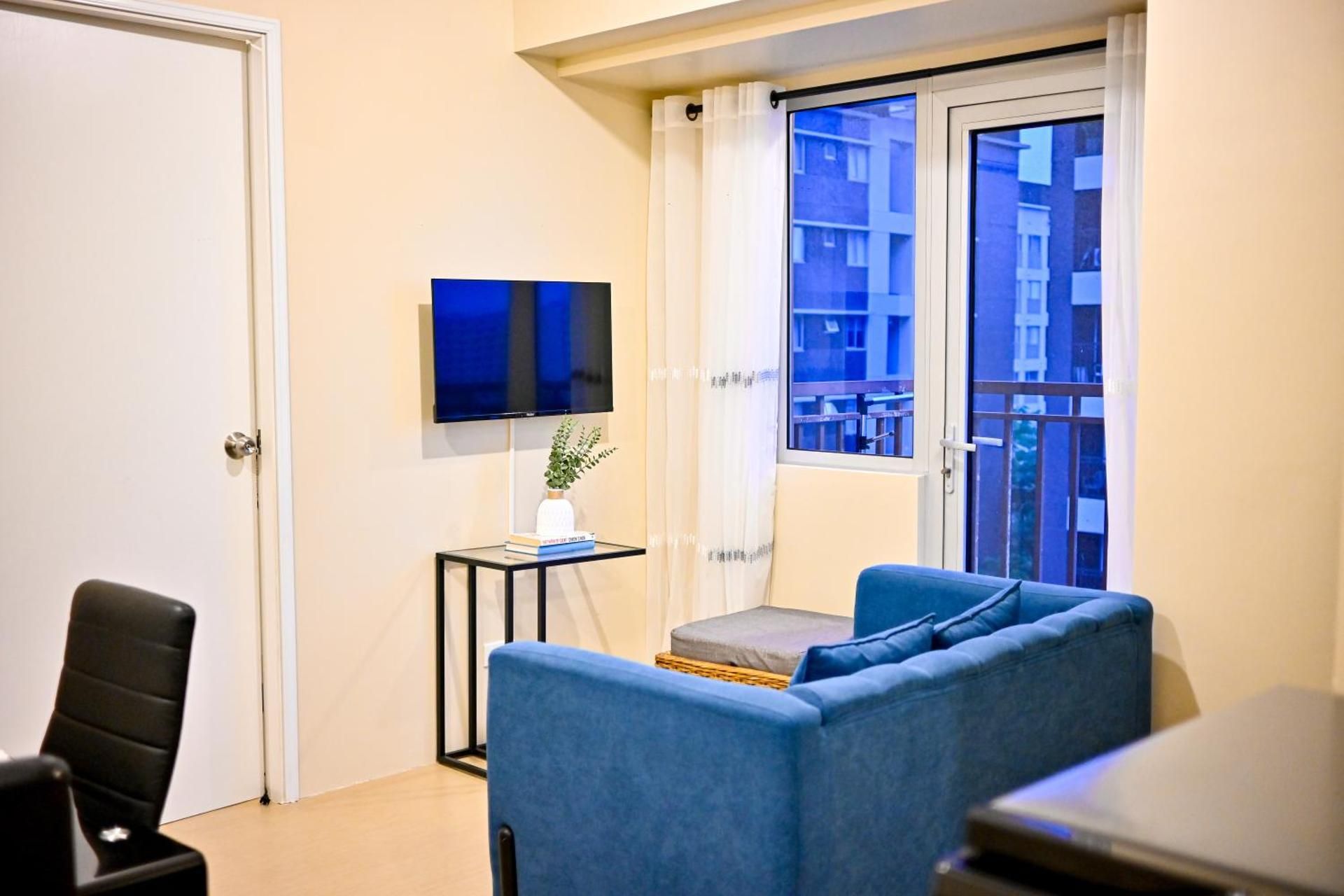One-Bedroom Apartment with Balcony