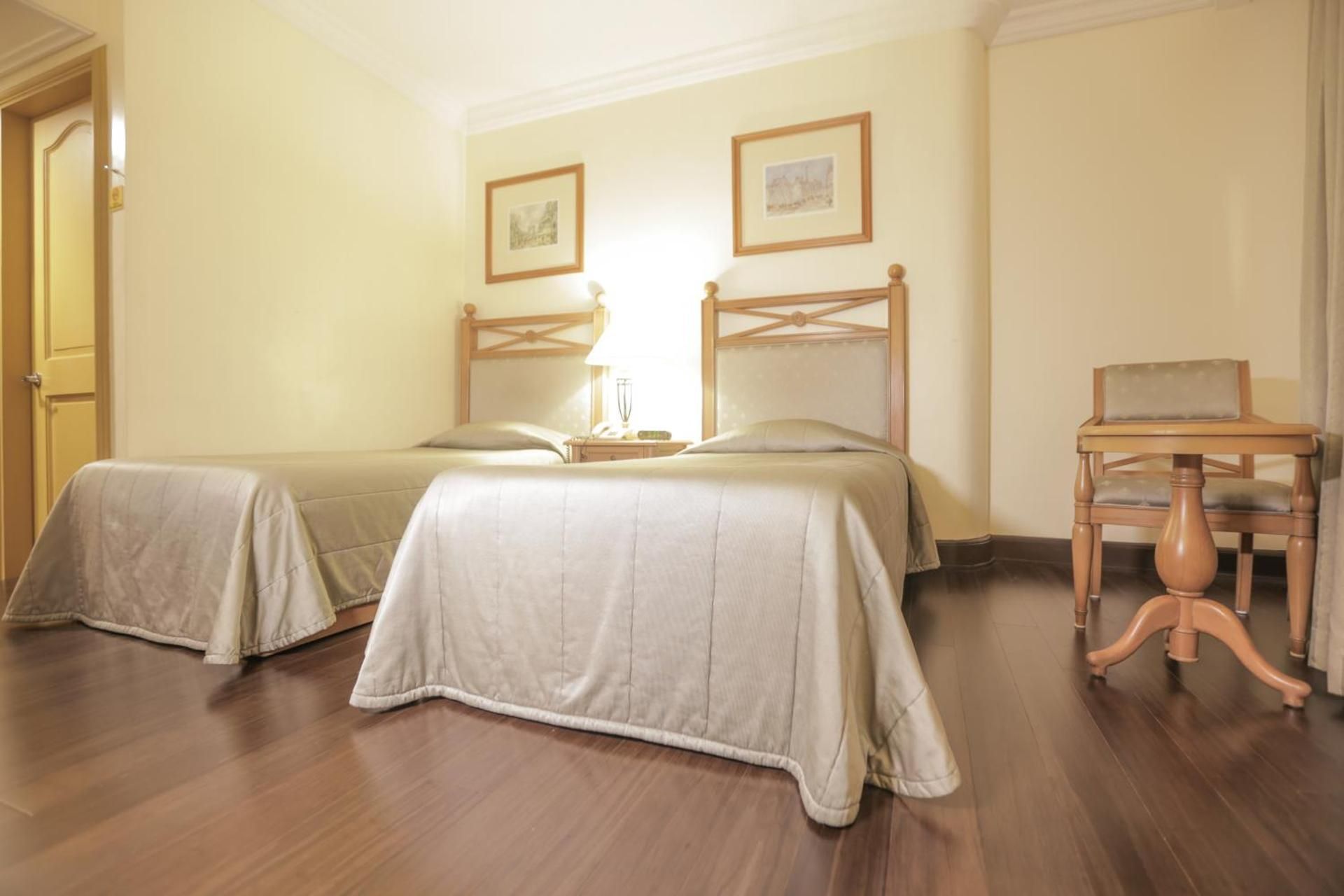 The Grand Dame Hotel Deluxe Twin Bed