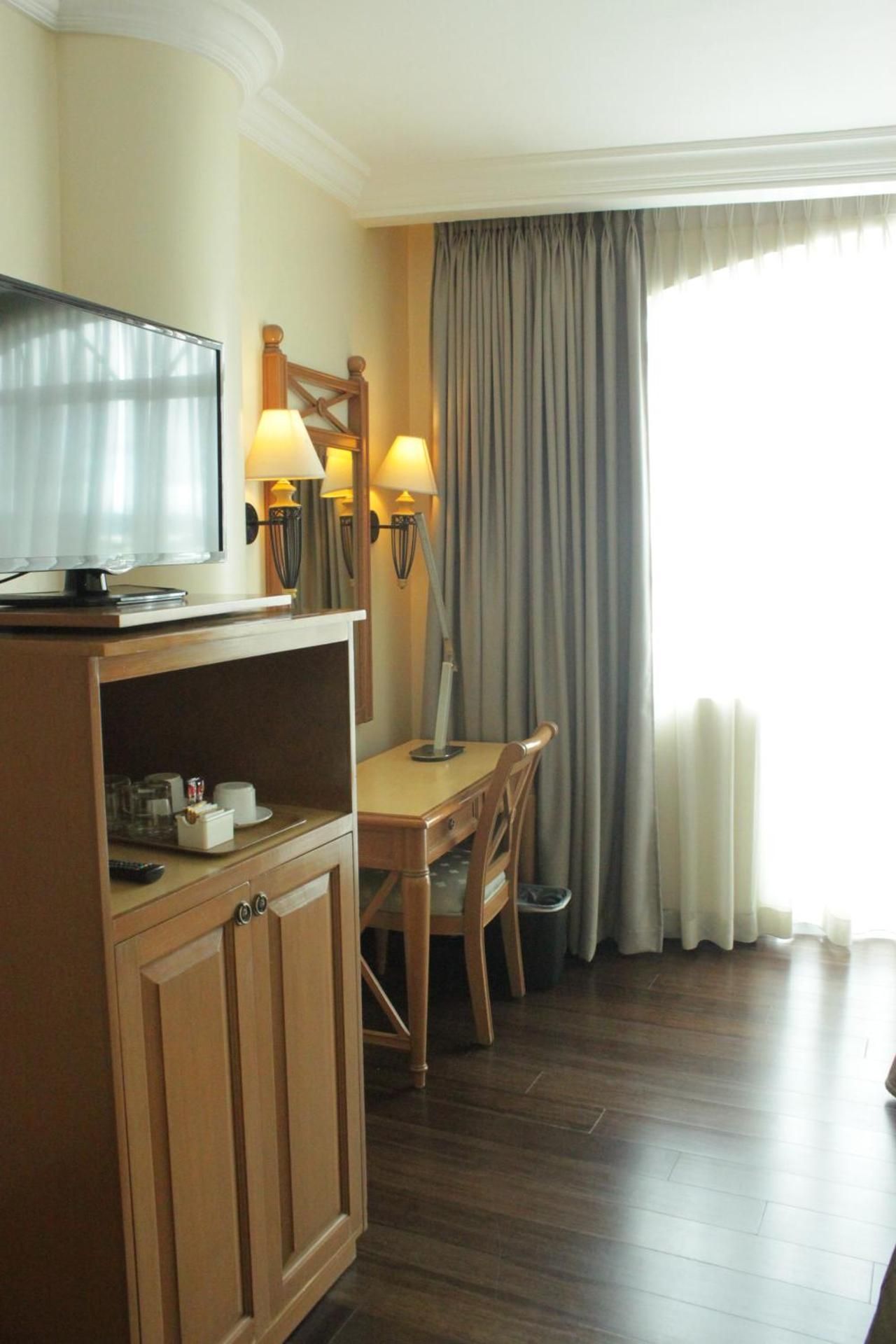 The Grand Dame Hotel Deluxe Twin Bed 3