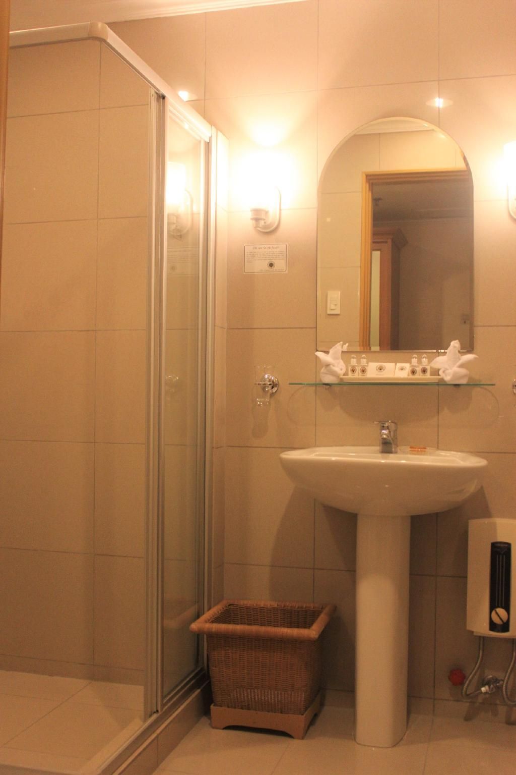 The Grand Dame Hotel Deluxe Twin Bed 2