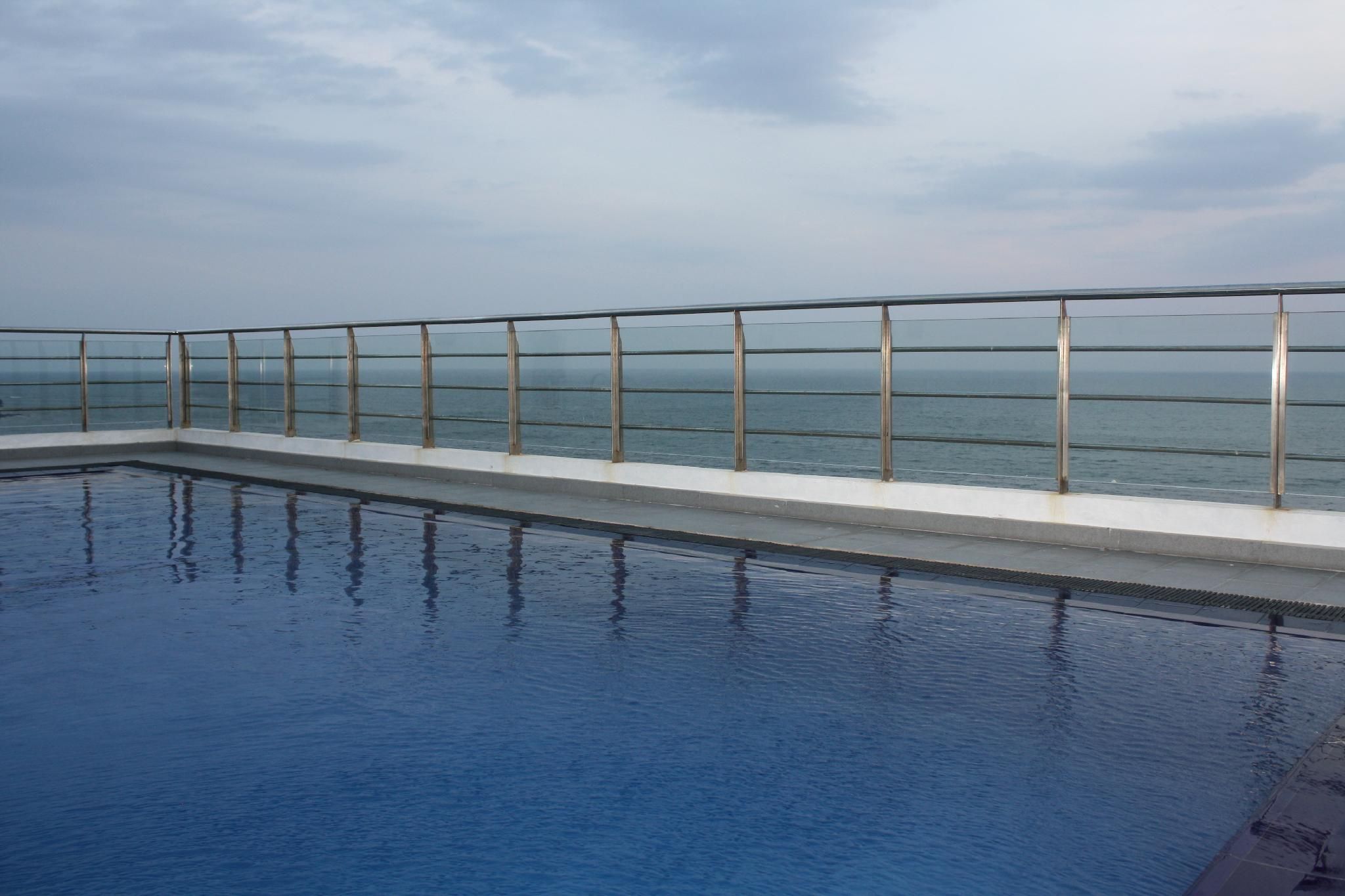 swimming pool [outdoor]