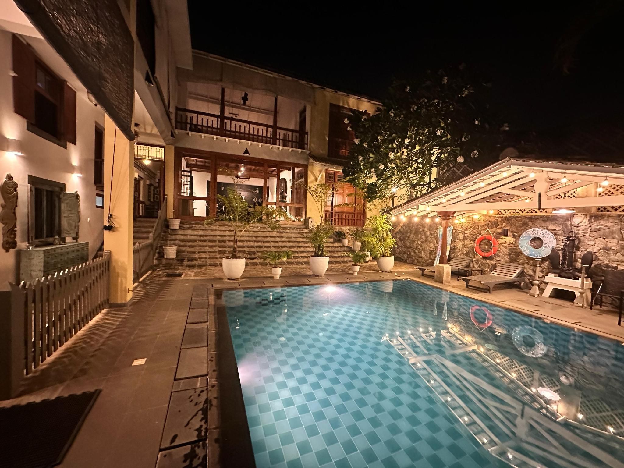 swimming pool [outdoor]