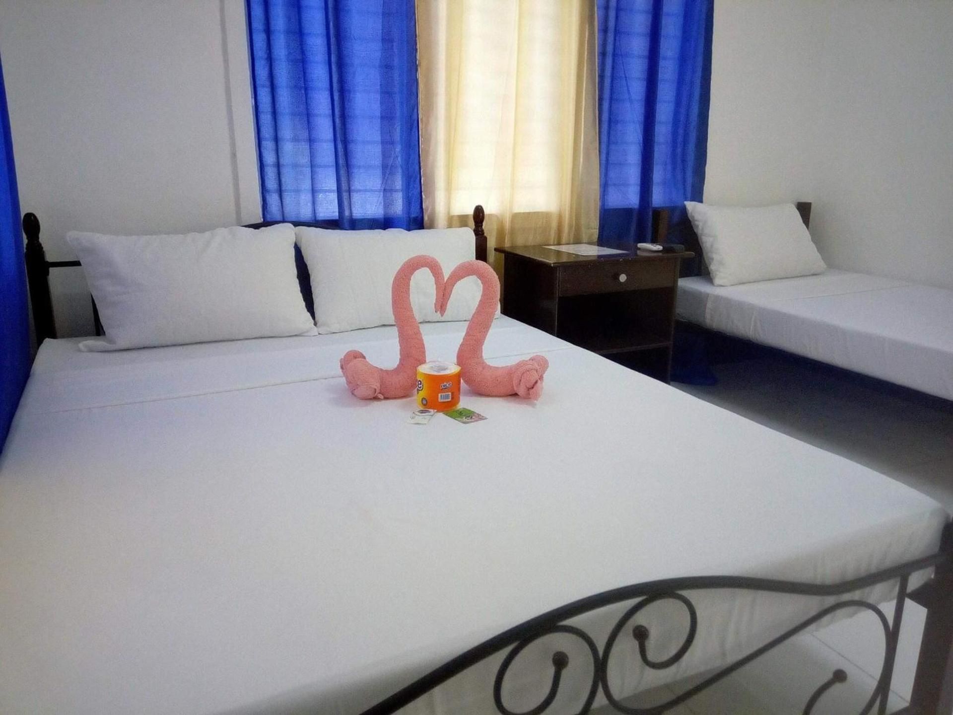 Luna Oslob Travellers Inn Triple Room with Shared Bathroom - Extension Building