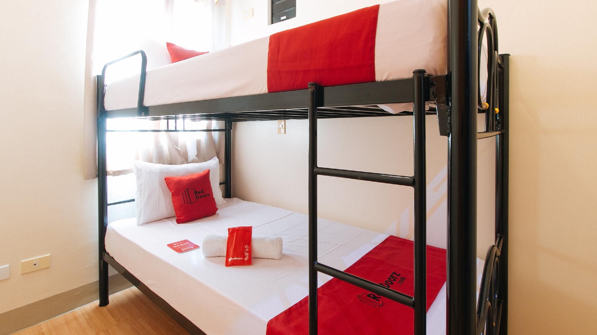 RedDoorz Plus @ Billy's Resort Oslob Family Room 3