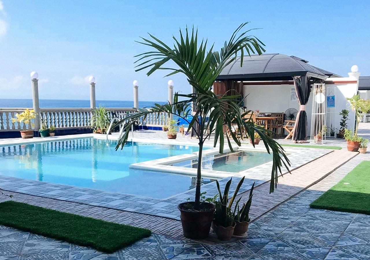 swimming pool [outdoor]