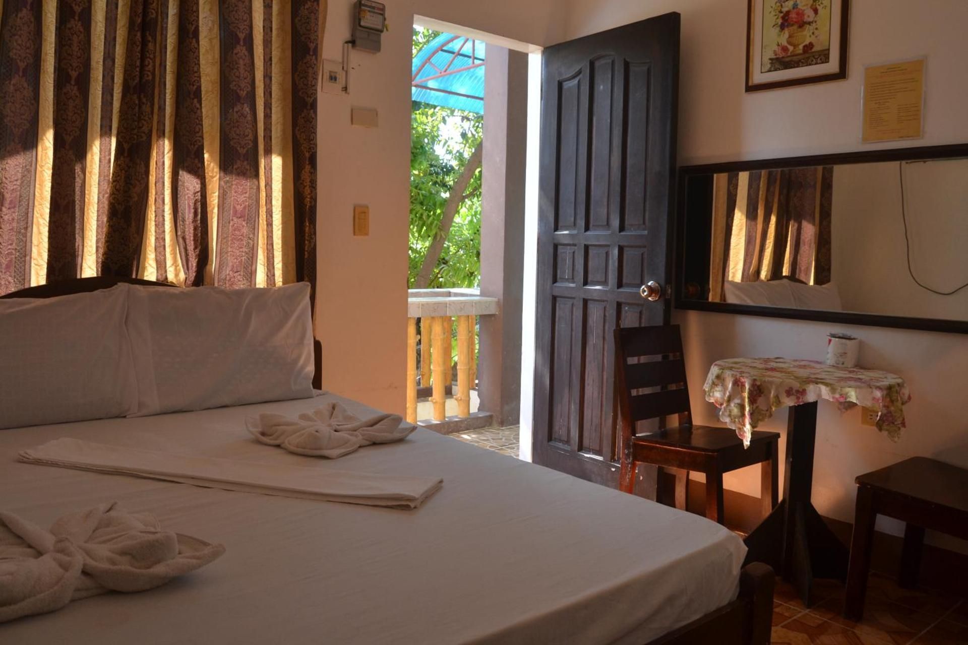 Deluxe Room (2 Adults + 1 Child)