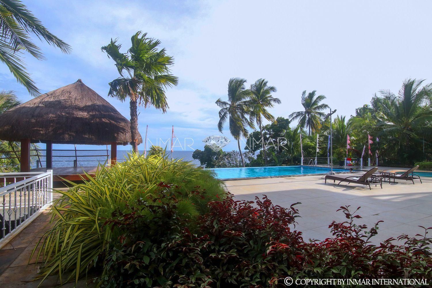 swimming pool [outdoor]