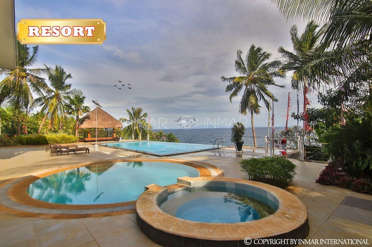 swimming pool [outdoor]