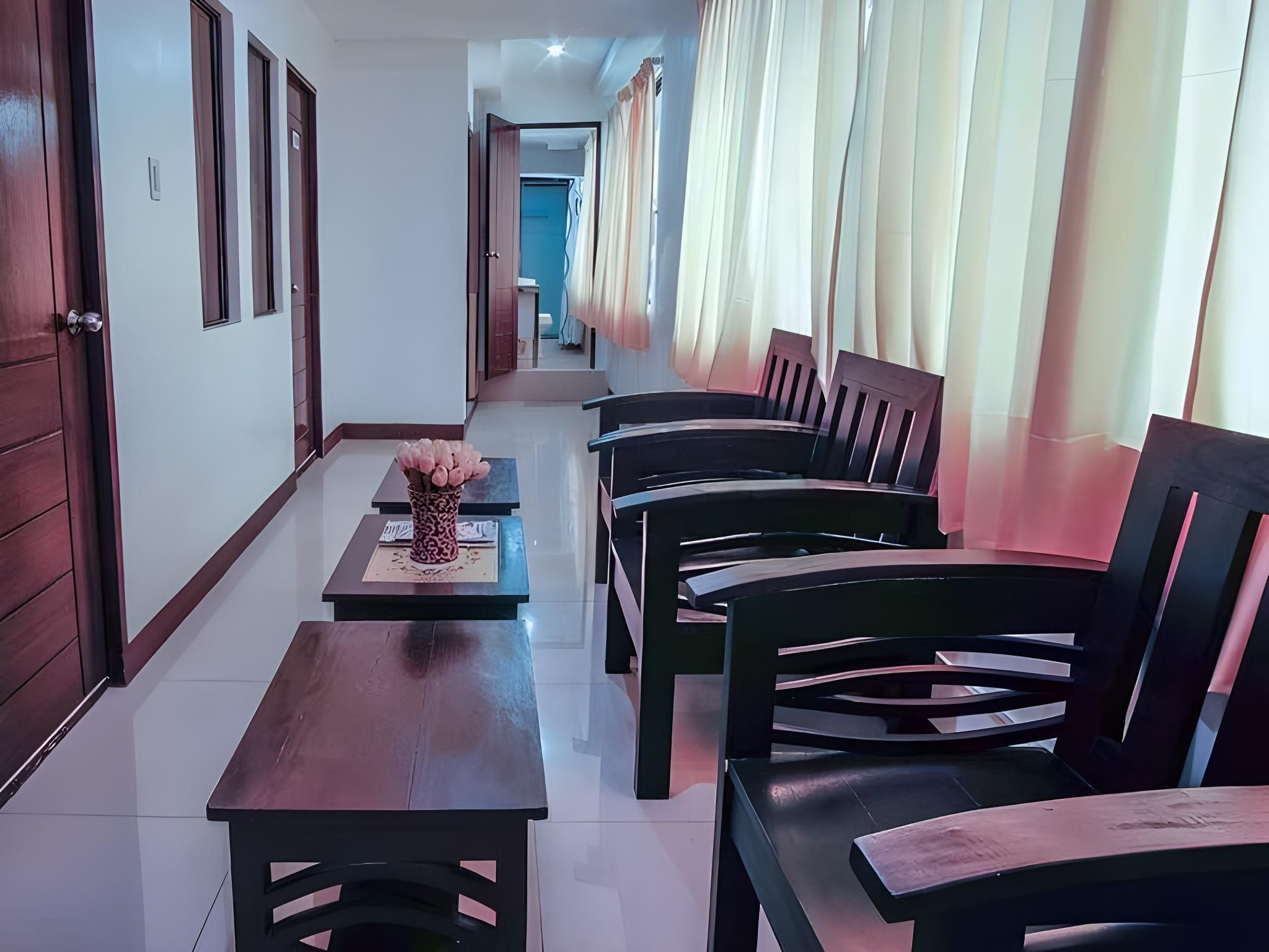 interconnecting room(s) available