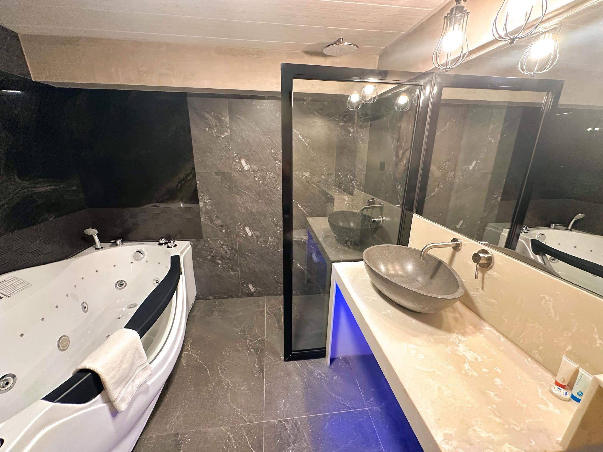 Jacuzzi Suite