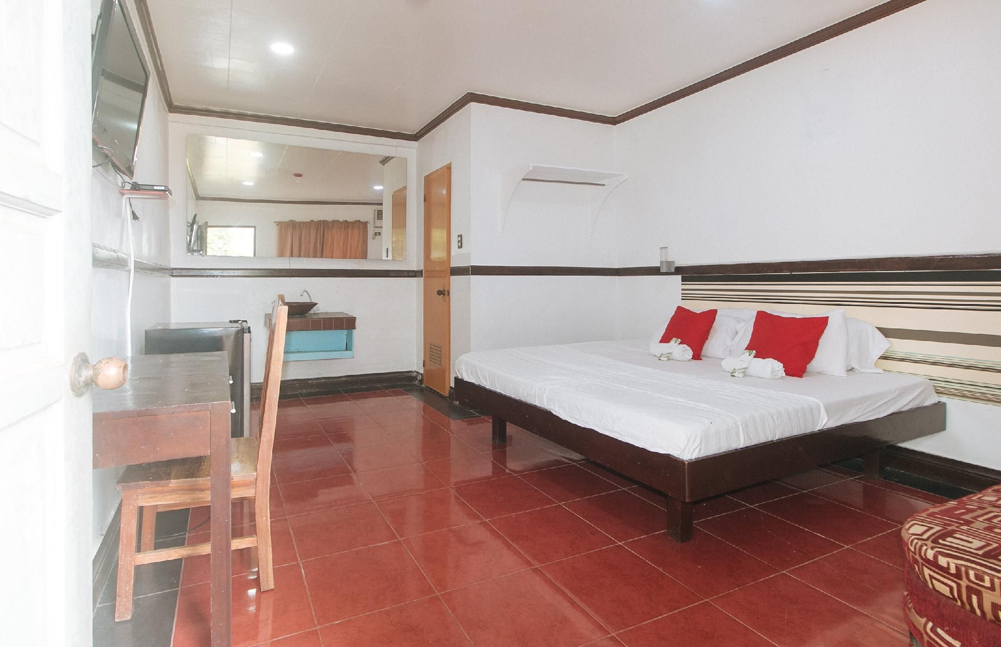 Max Travellers Inn by RedDoorz Deluxe Double