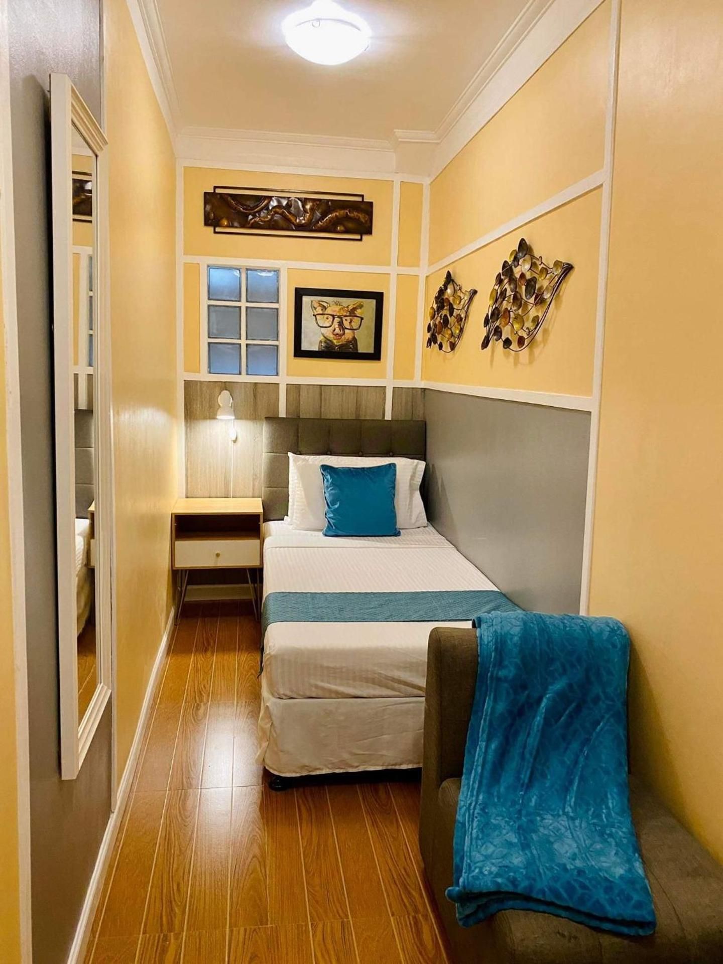 Single Room - Shared Bathroom