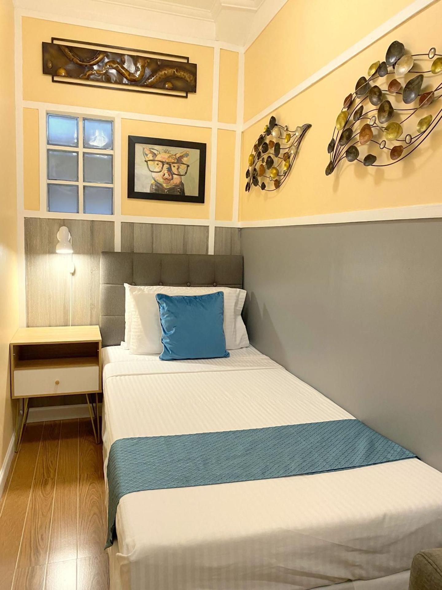 Single Room - Shared Bathroom