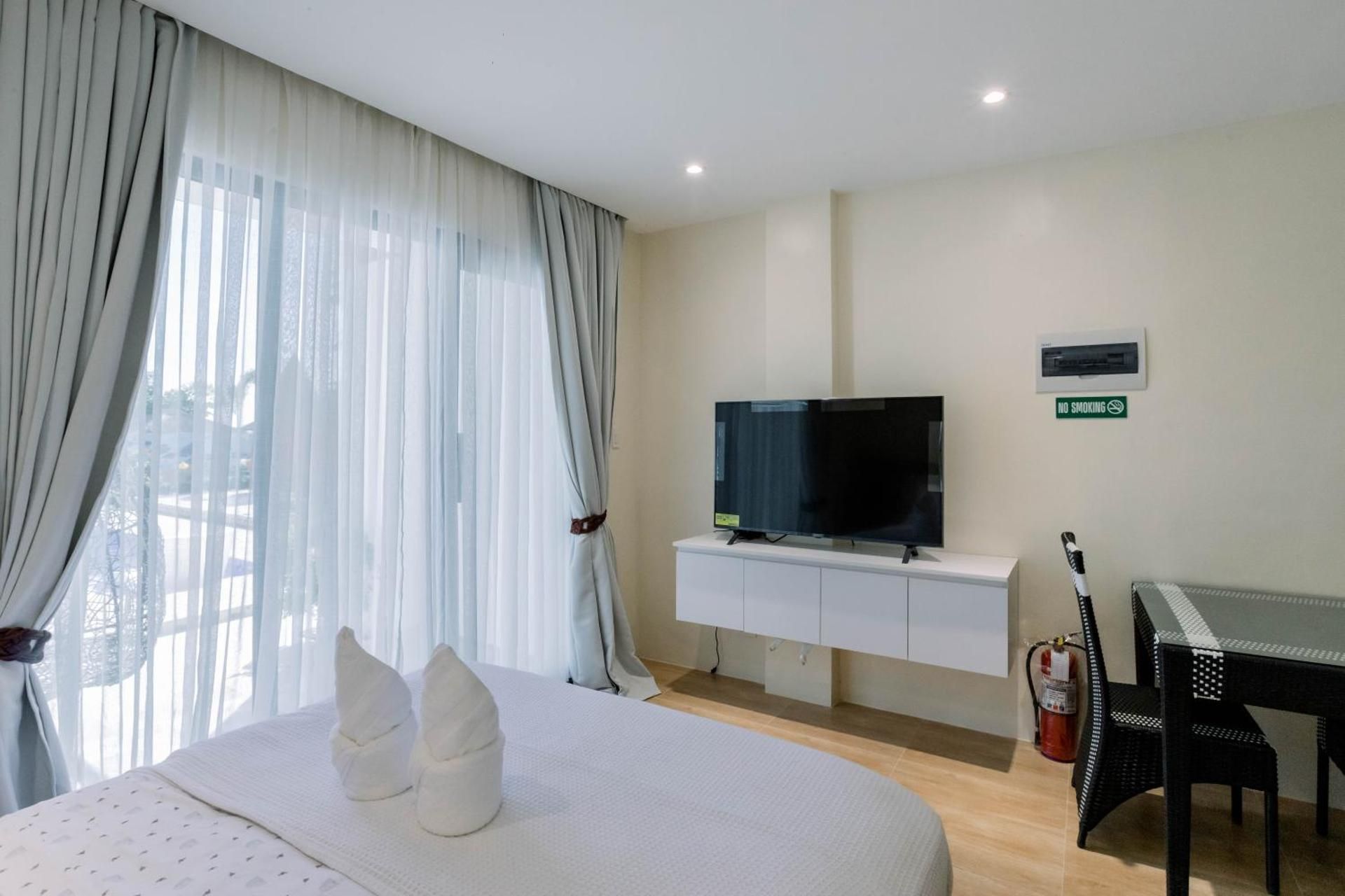 Deluxe - 1 Queen Bed