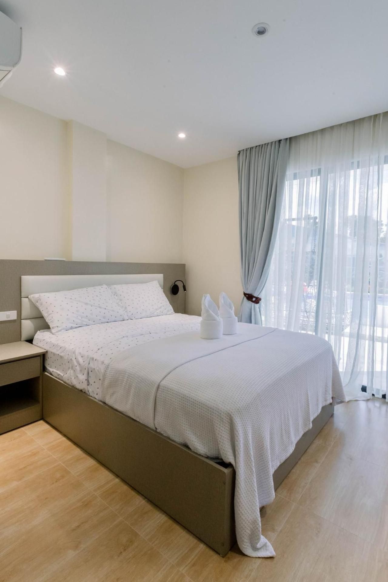 Deluxe - 1 Queen Bed