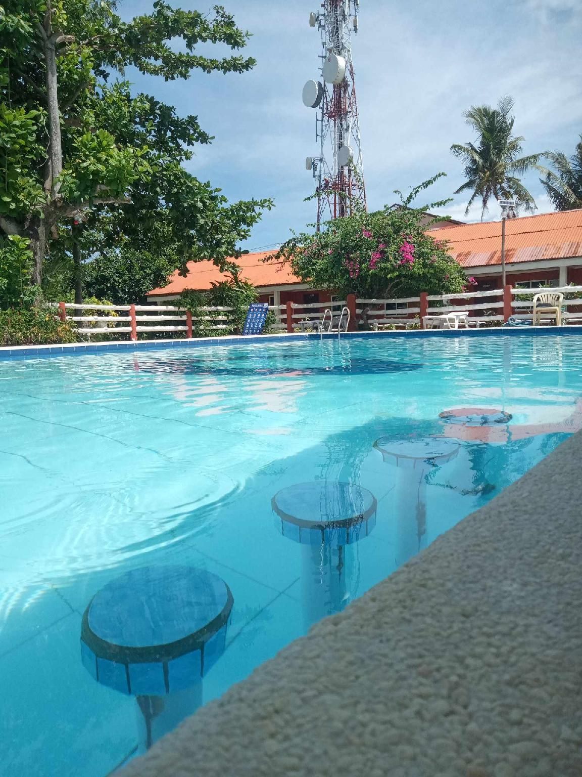 swimming pool [outdoor]