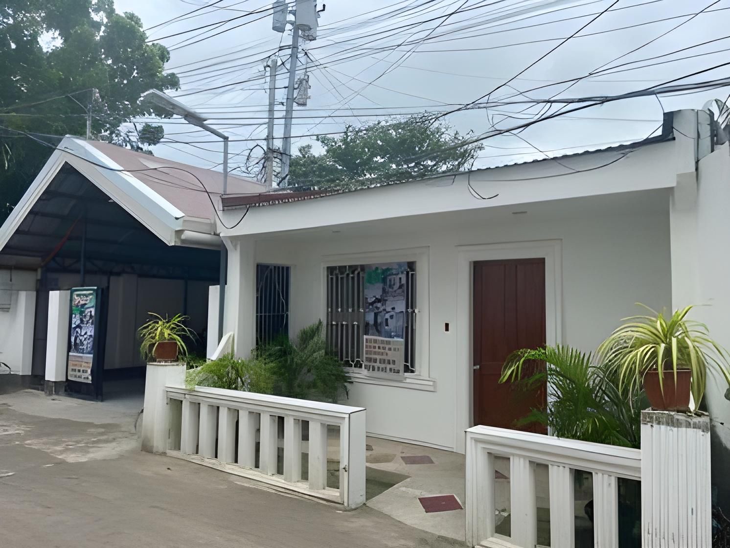 Moalboal Beach Front Hotel 