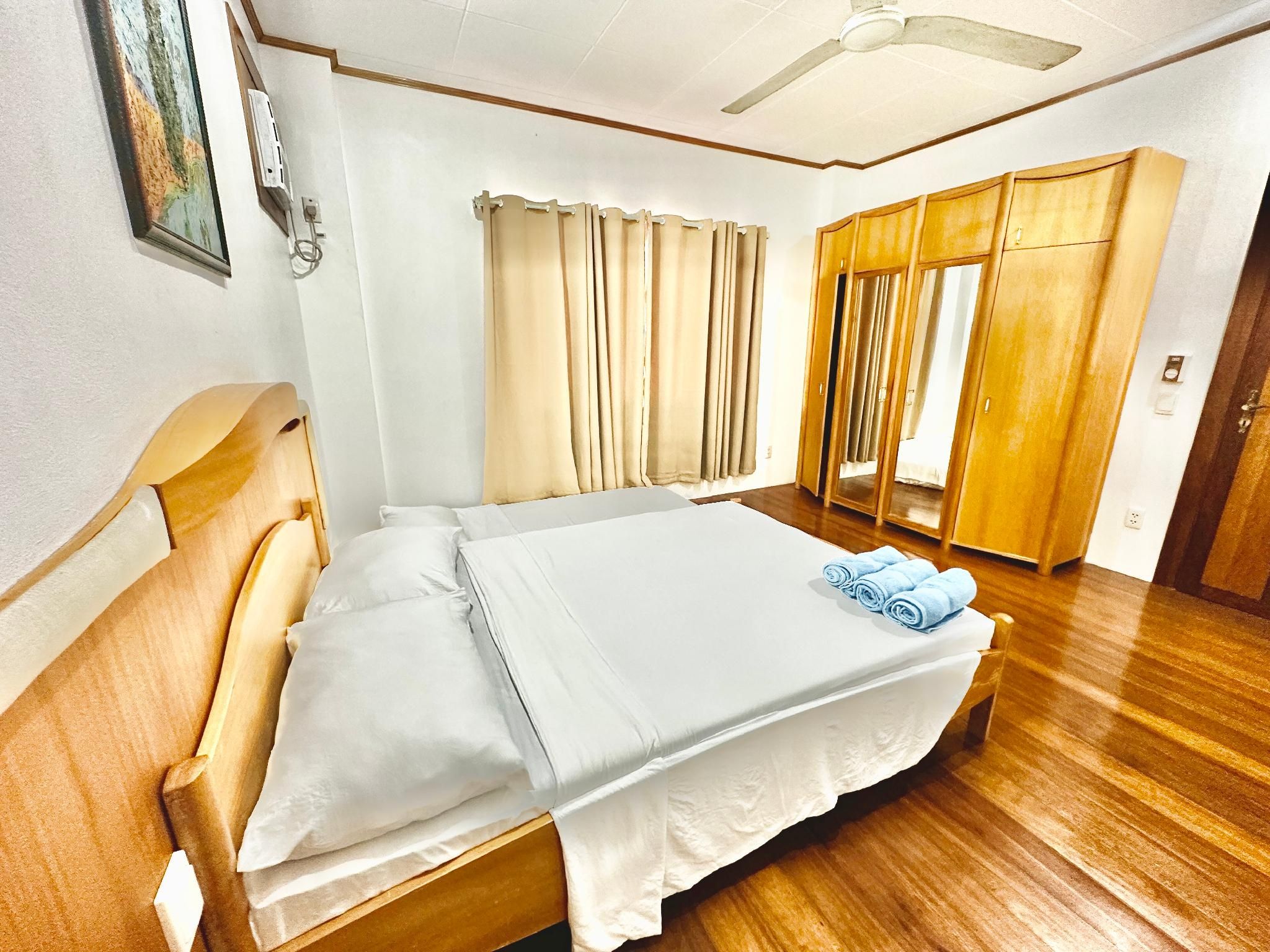 Queen Bed Room
