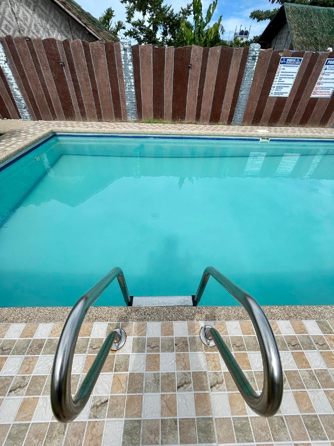 swimming pool [outdoor]