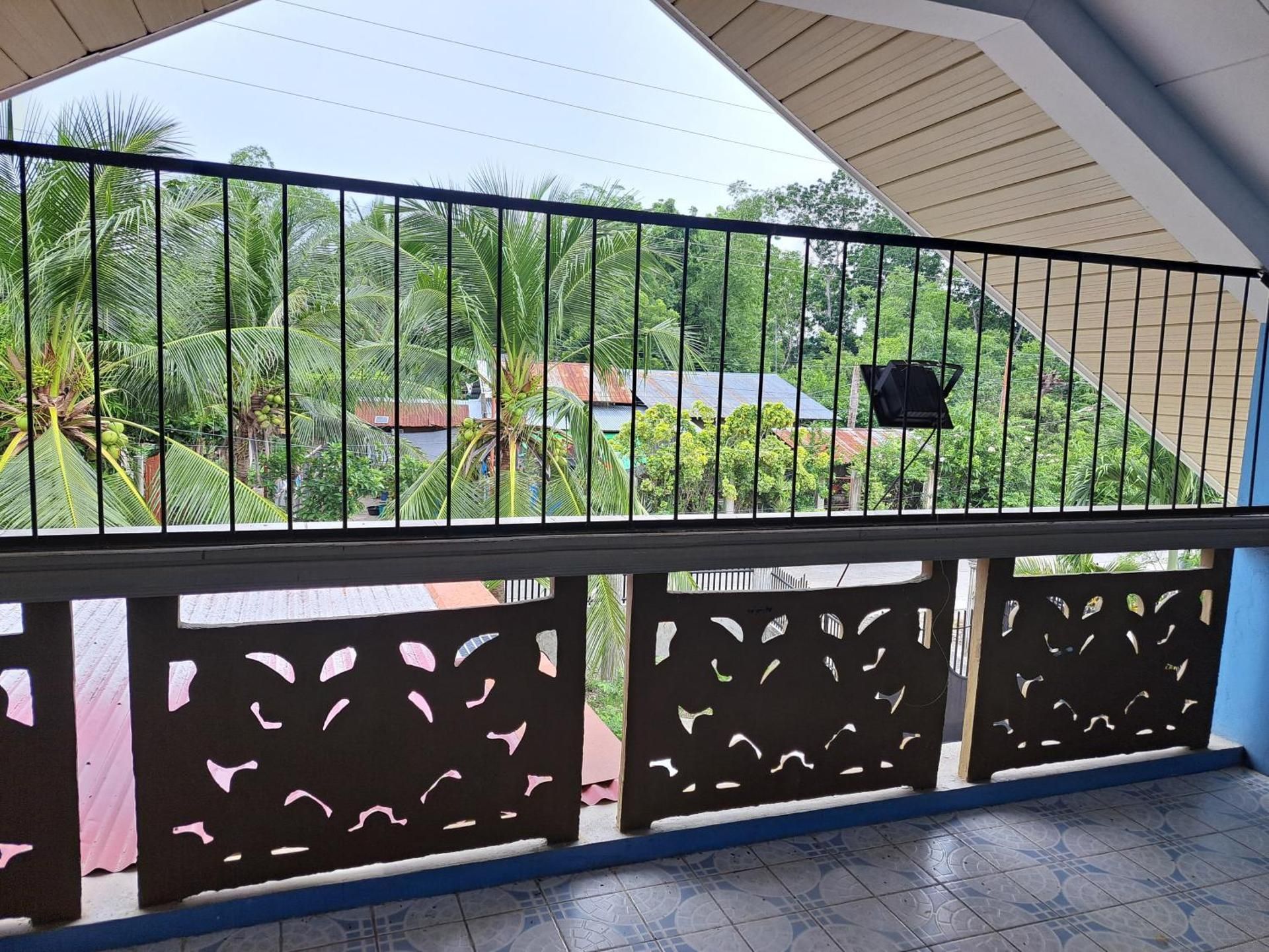 Dela-Chen Roadside Hostel