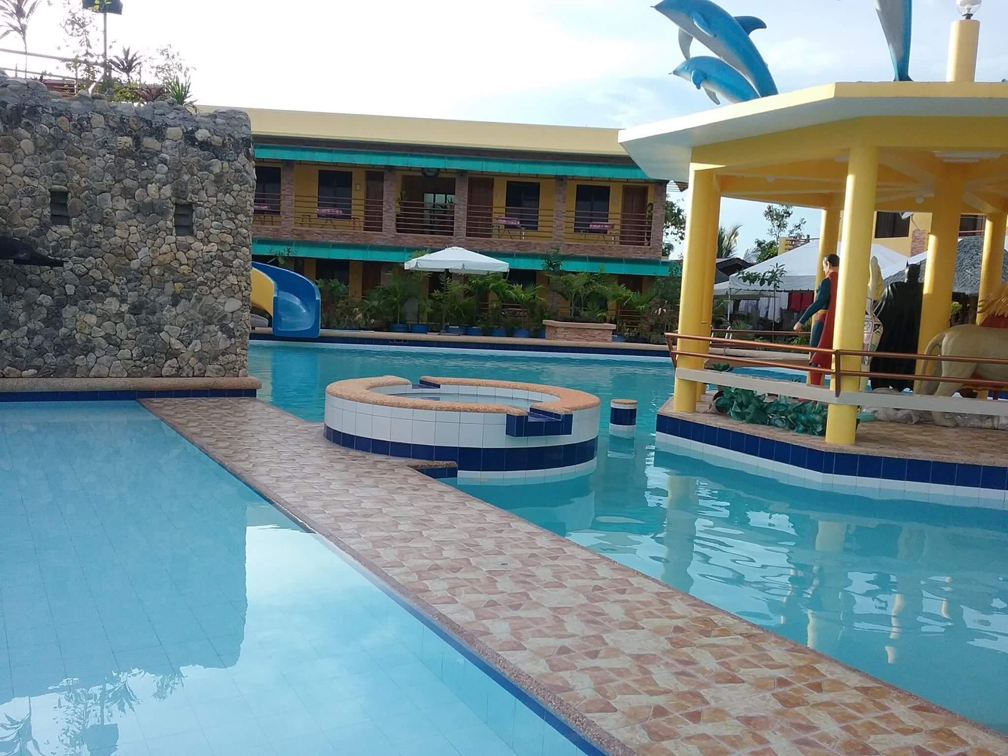 swimming pool [outdoor]