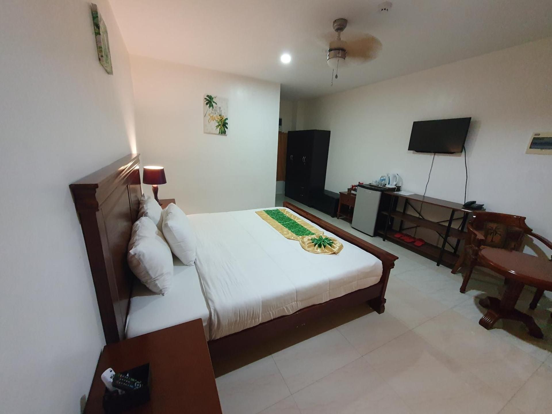 Moalboal Tropics Queen Room with Pool View 2