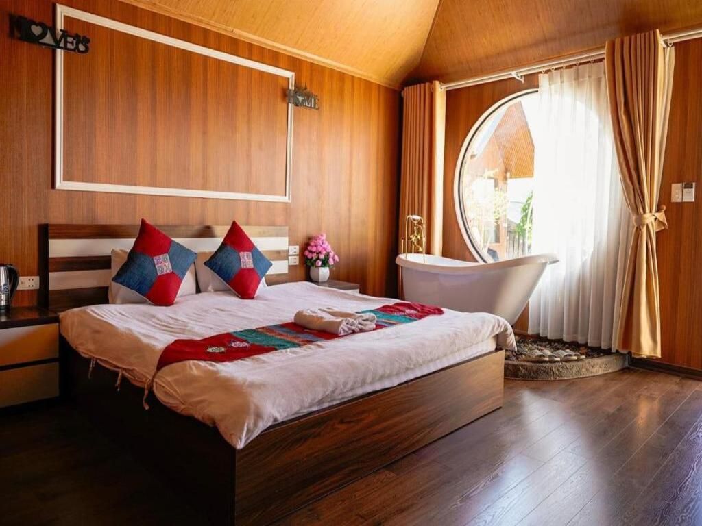 Deluxe Double Room with Bathtub