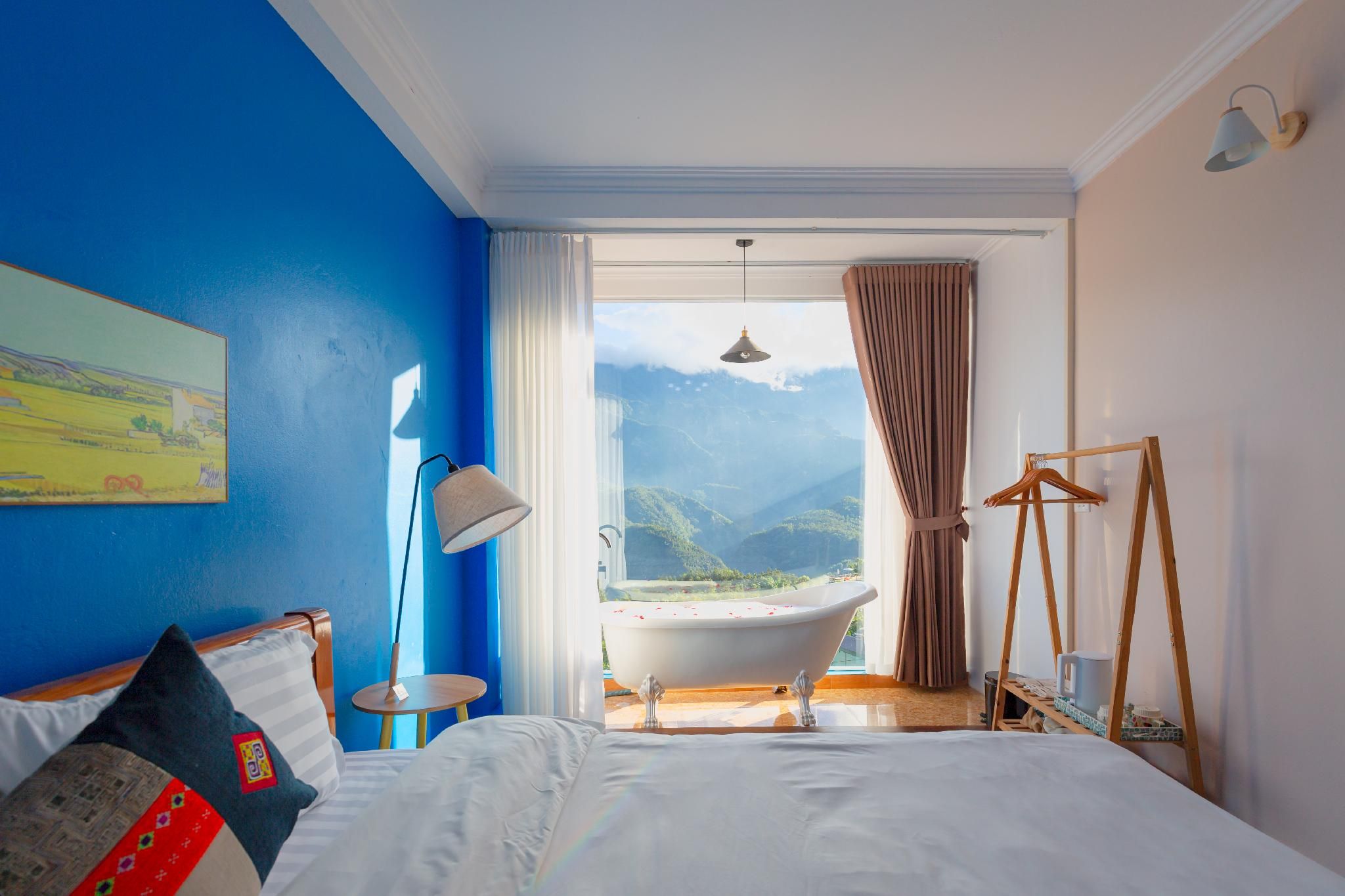 Deluxe with Bathtub