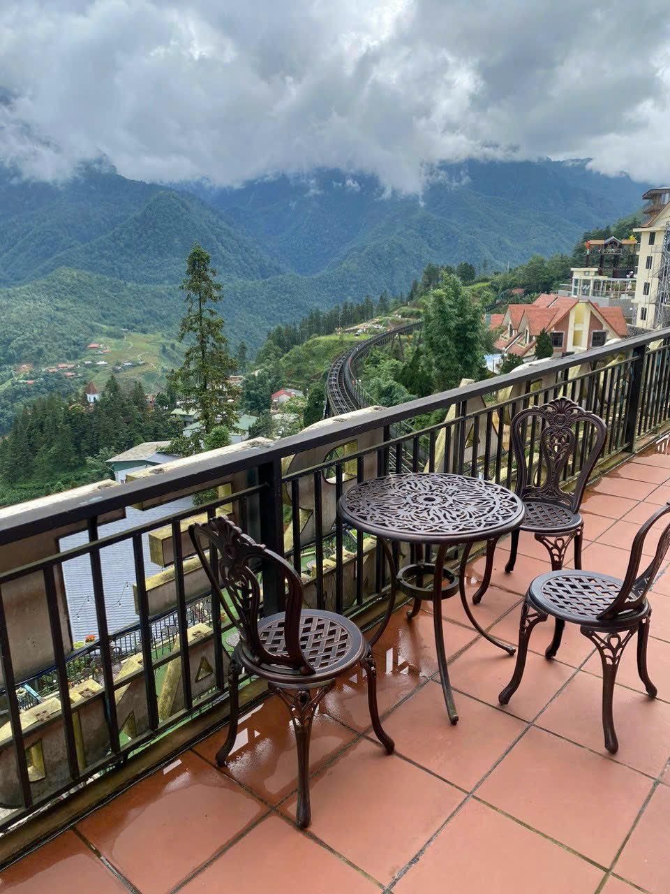 Triple Mountain View Room