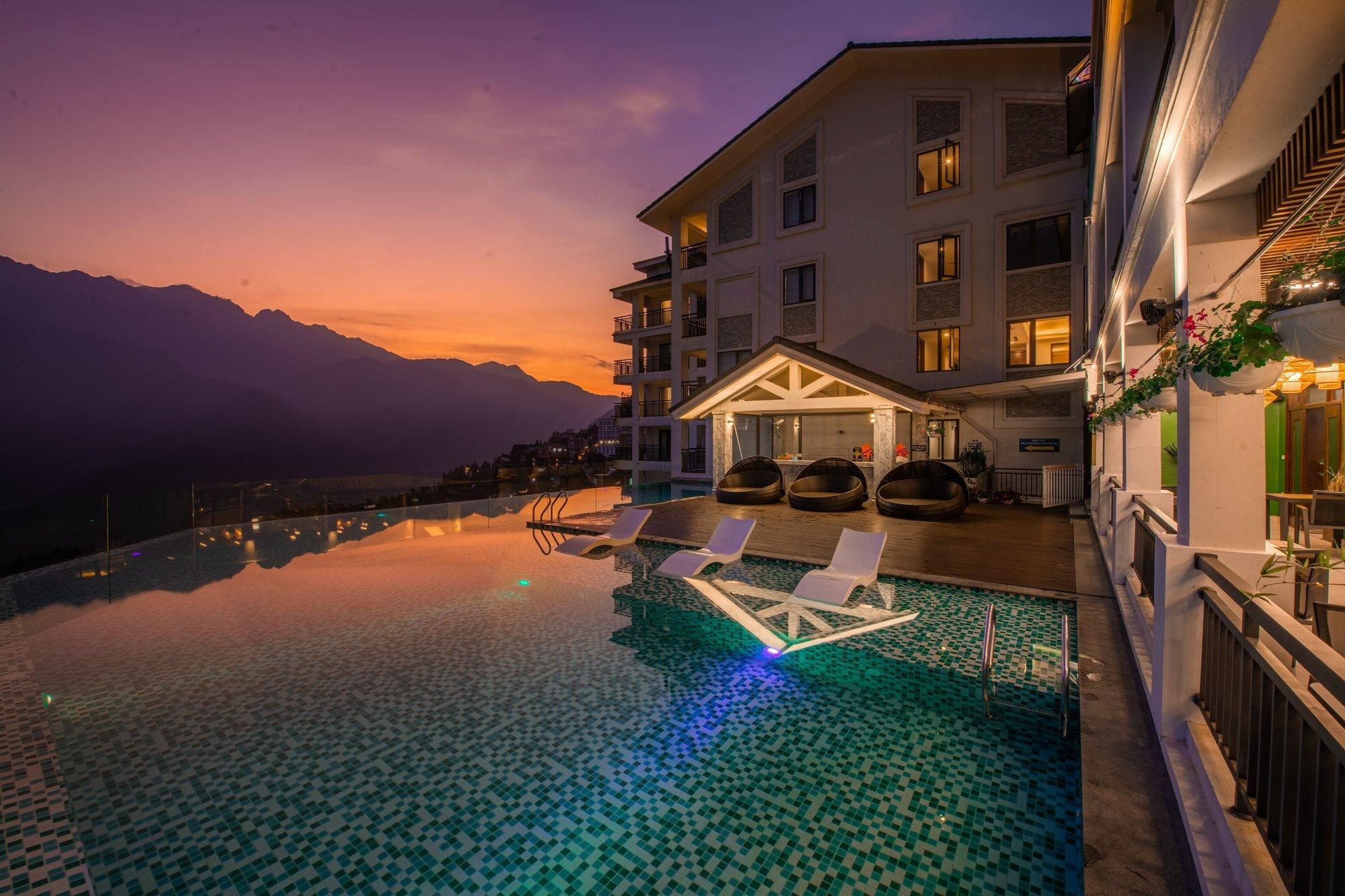 swimming pool [outdoor]