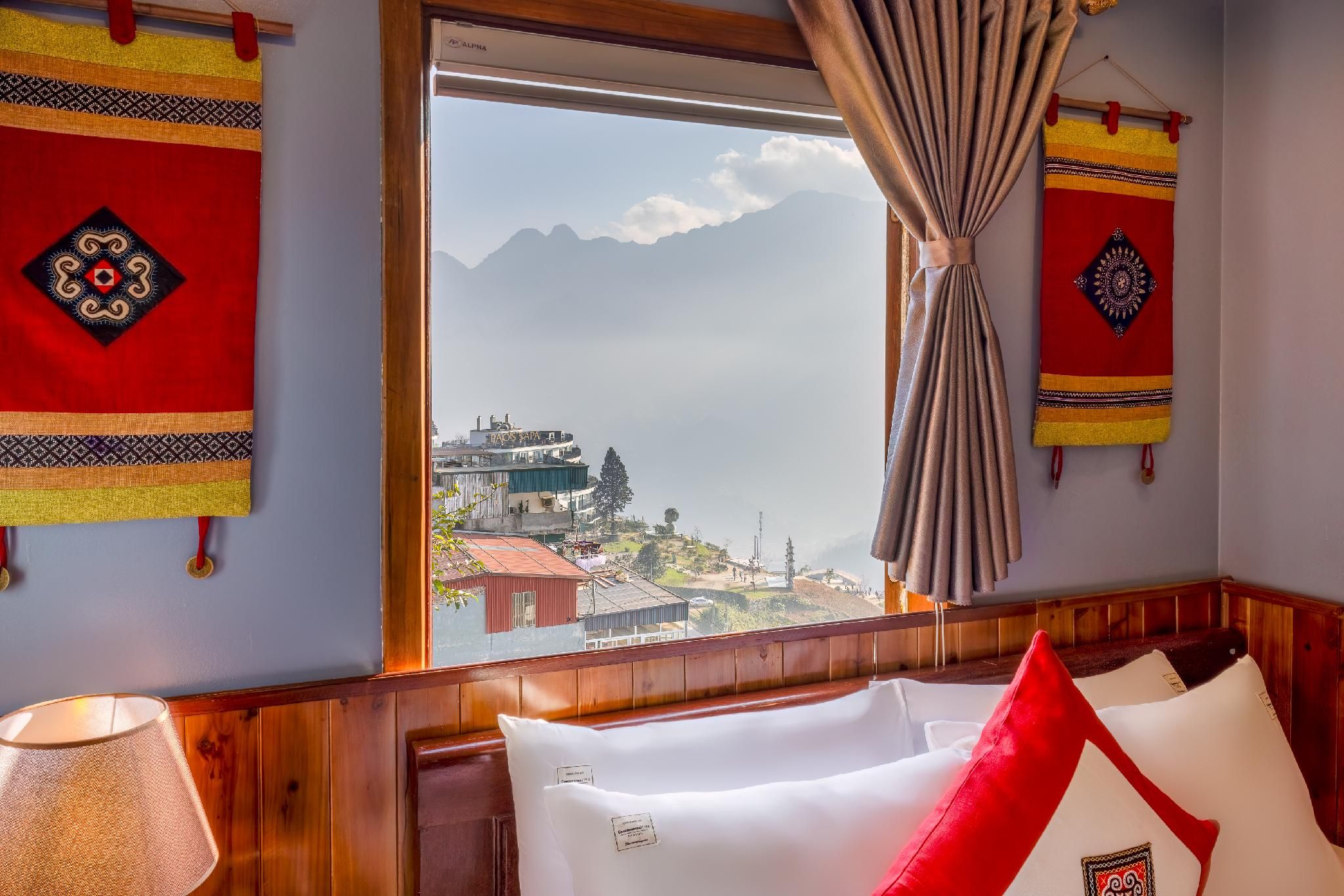 Deluxe Mountain View King Room