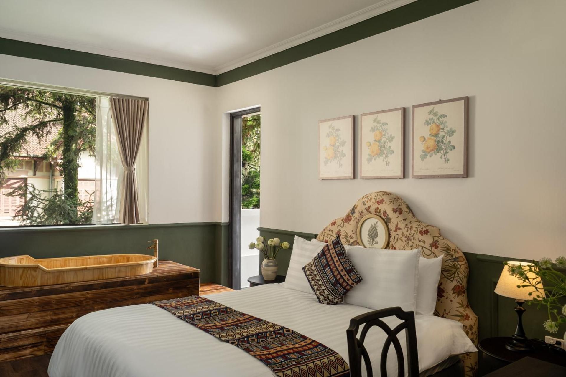 Deluxe Double with Bathtub