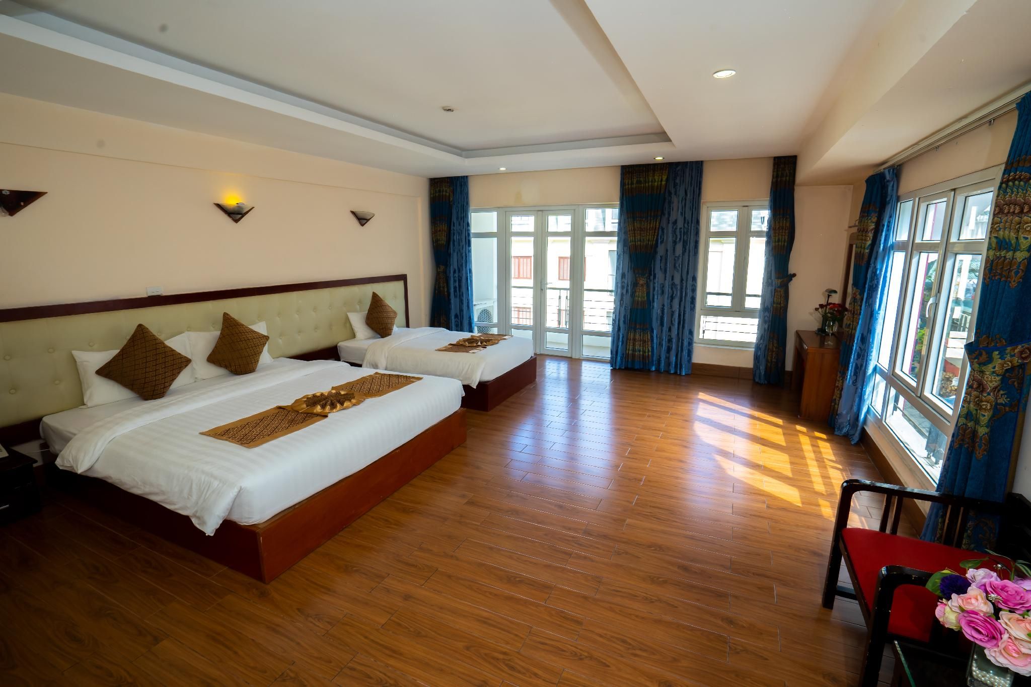 Family Queen Room with 3 Windows